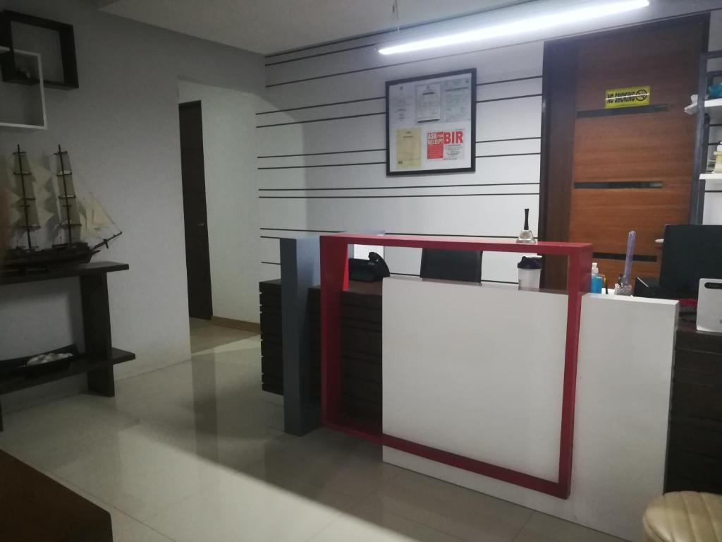 an office with a reception desk in a room at Le Vita Hotel in Santo Domingo