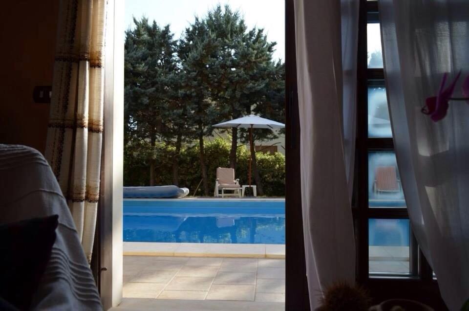 Bazén v ubytování B&B Rollo Garden nebo v jeho okolí