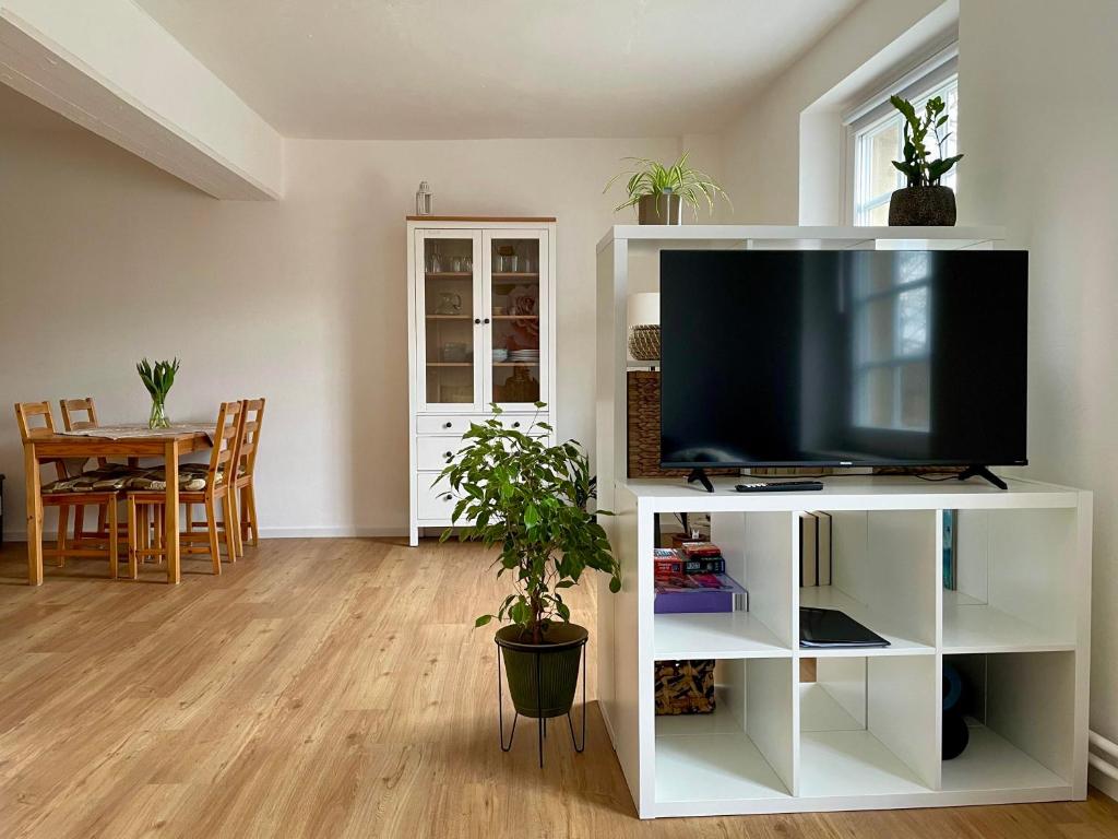 uma sala de estar com televisão num centro de entretenimento branco em Wohnung an der Bocksmauer em Osnabrück