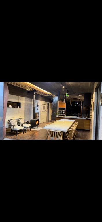 Kuchyň nebo kuchyňský kout v ubytování ＩＲＡＧＯ　ＡＲＴ　 ＨＯＴＥＬ 　THECAPE