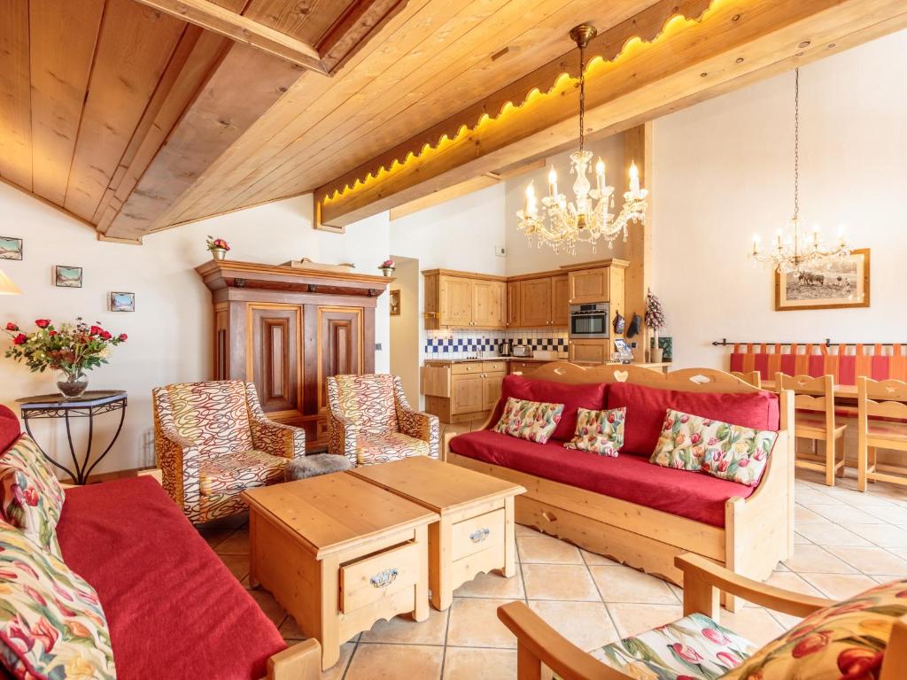 uma sala de estar com um sofá vermelho e uma mesa em Appartement Saint-Martin-de-Belleville, 4 pièces, 8 personnes - FR-1-461-21 em Saint-Martin-de-Belleville
