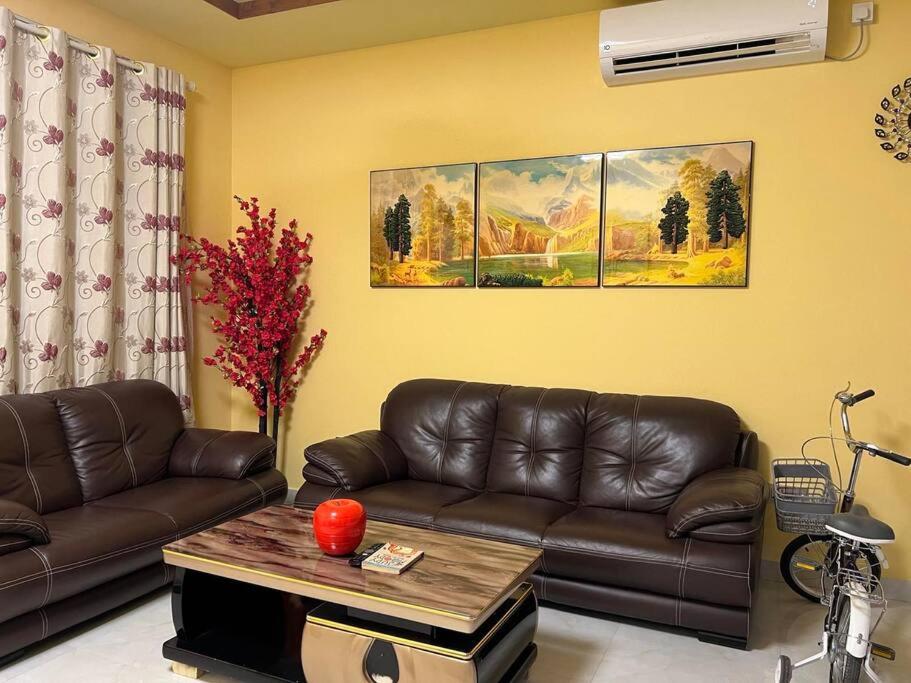 sala de estar con sofá de cuero y mesa en Saina Dive Residence - Fuvahmulah, Maldives en Fuvahmulah