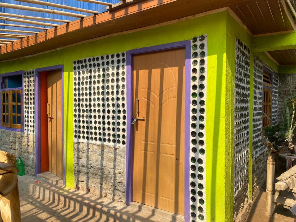 een kleurrijk huis met kleurrijke deuren erop bij Dsd Bomzon Homestay in Darjeeling
