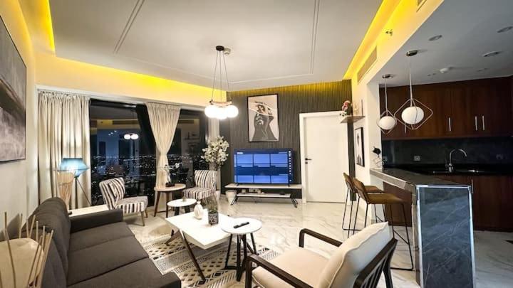 uma sala de estar com um sofá e uma mesa em فندق جي دبليو ماريوت برج (رافال) شقق (الملاك) em Riyadh
