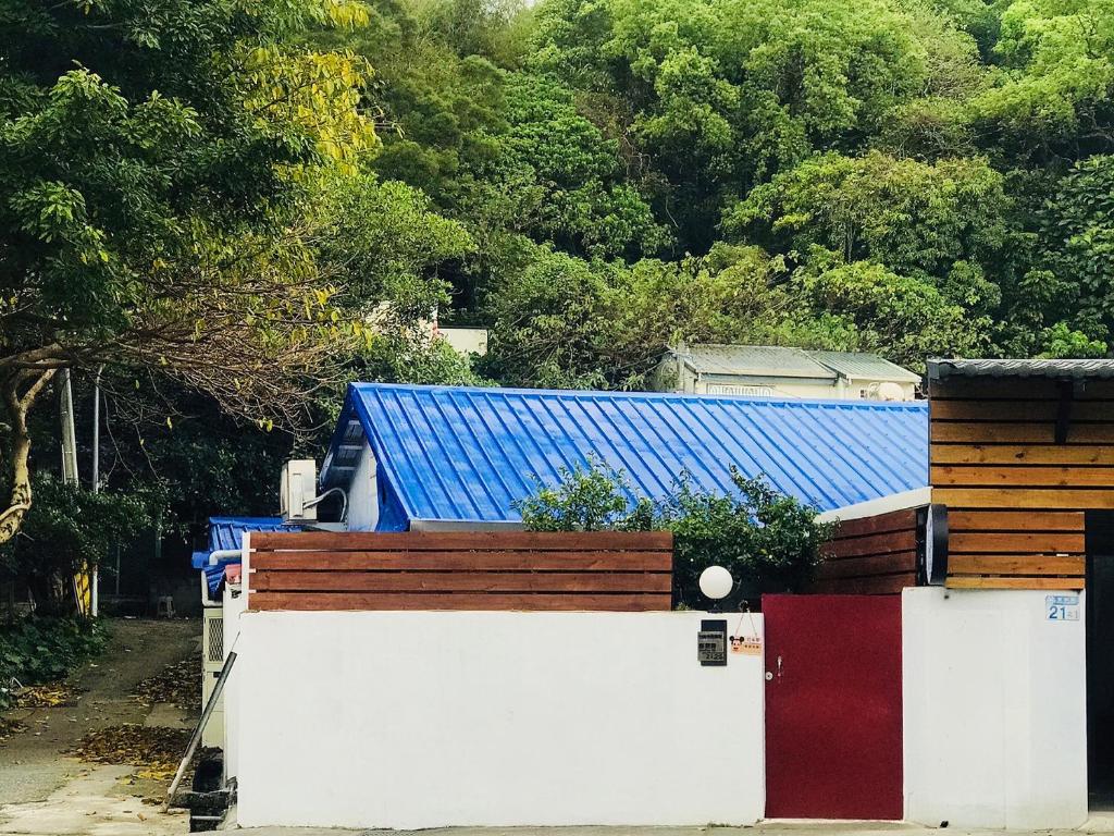 花蓮市的住宿－花蓮花米家包棟住宿，白色围栏和蓝色屋顶的房子