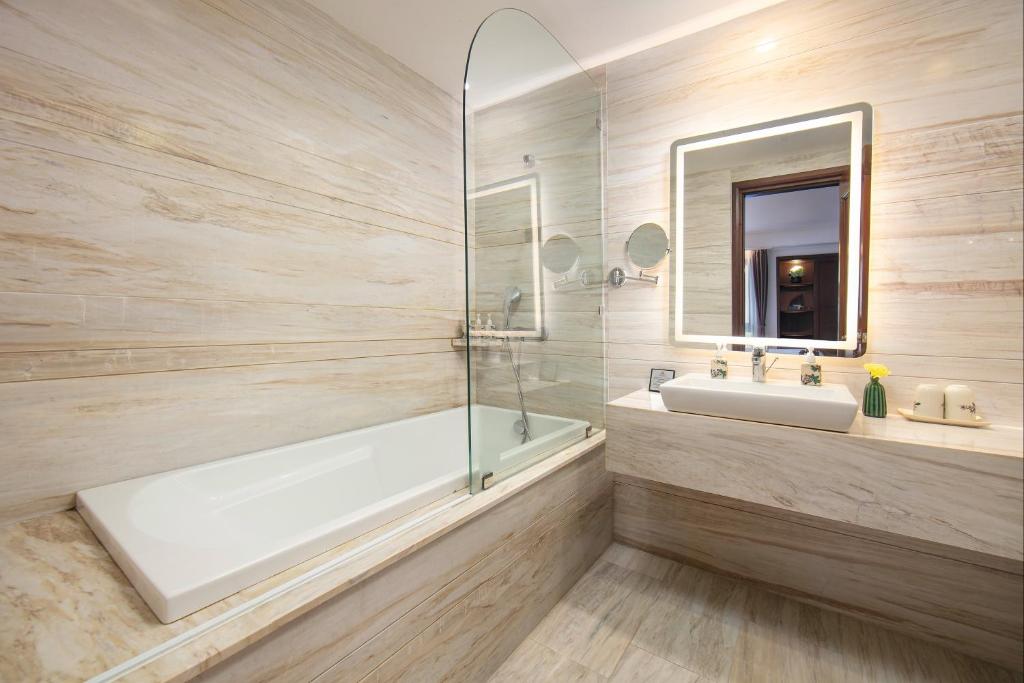 The Oriental Jade Hotel - 4