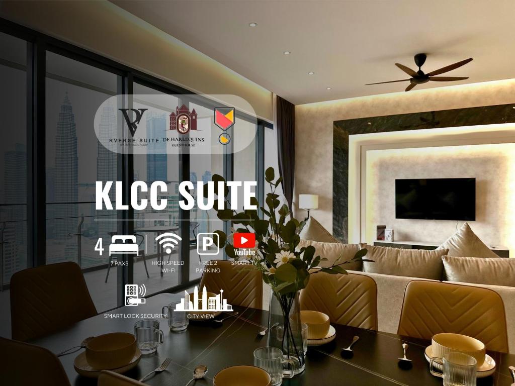 uma sala de estar com uma mesa e uma suite agradável em The Manor, KLCC em Kuala Lumpur