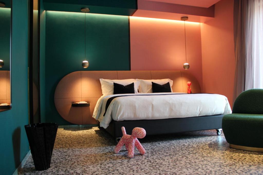 una camera con un grande letto e un orsacchiotto rosa di NOLA BOUTIQUE HOTEL - self check- a Nola