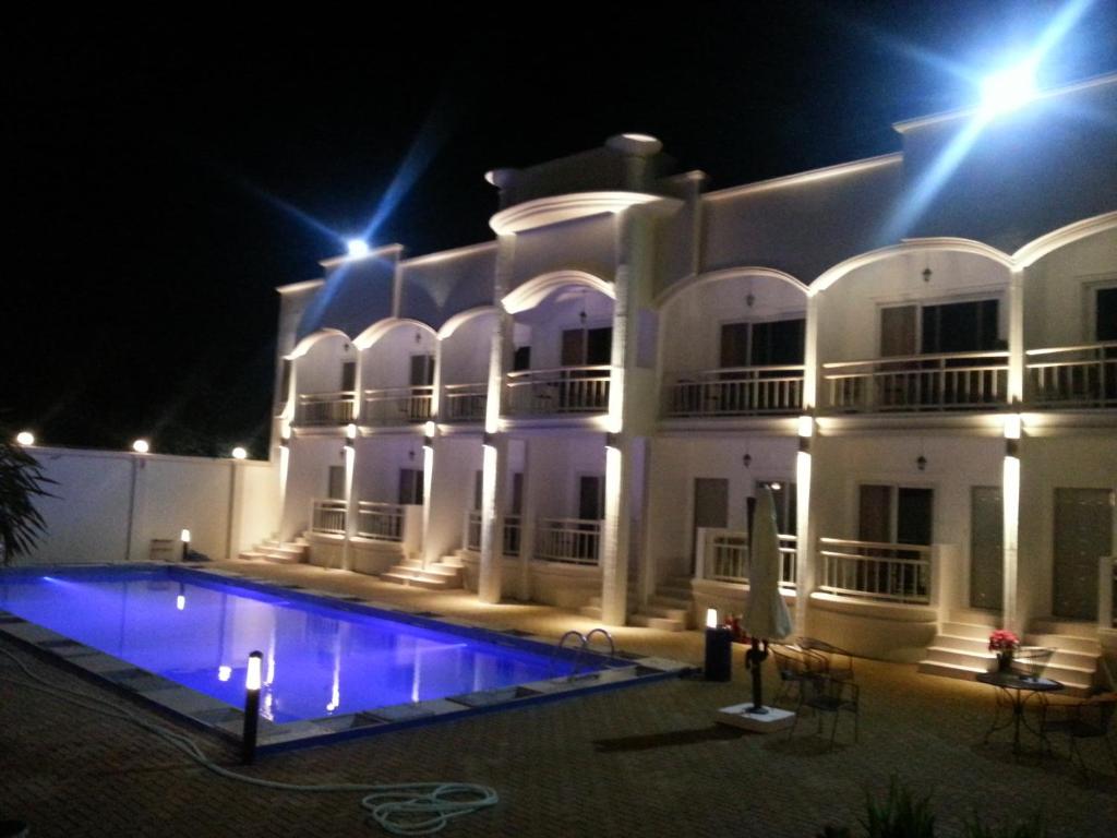 Bazén v ubytování shillahotel and resort nebo v jeho okolí