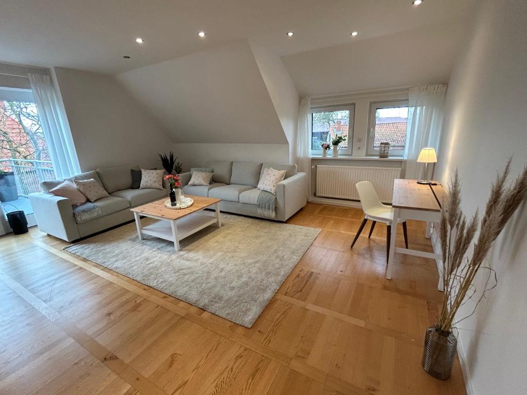 a living room with a couch and a table at Ferienwohnung Dierkings Hof Niedernstöcken in Neustadt am Rübenberge