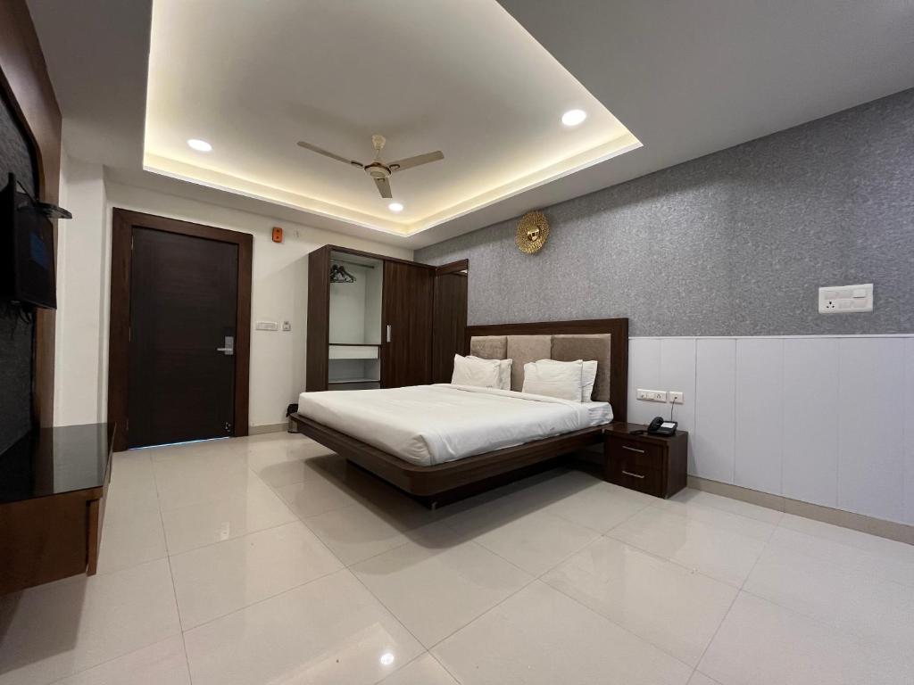 1 dormitorio con 1 cama y TV en Hotel Shri Radha Nikunj - Opposite Prem Mandir, en Vrindāvan