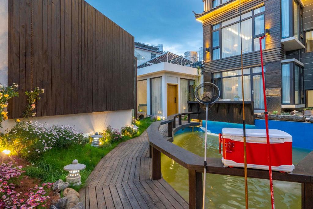 Bazén v ubytování Xisu Garden Inn nebo v jeho okolí