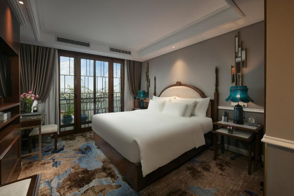 Suite Gem Nhìn Ra Hồ Nước