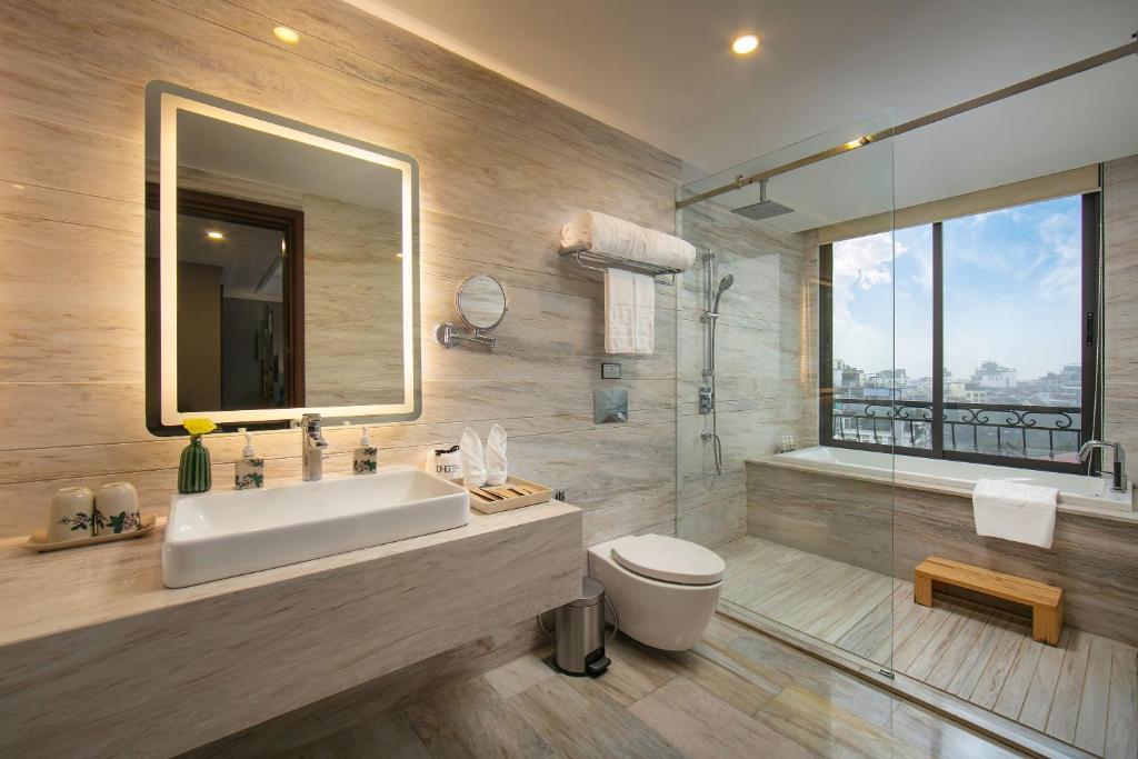 Suite Gem Nhìn Ra Hồ Nước