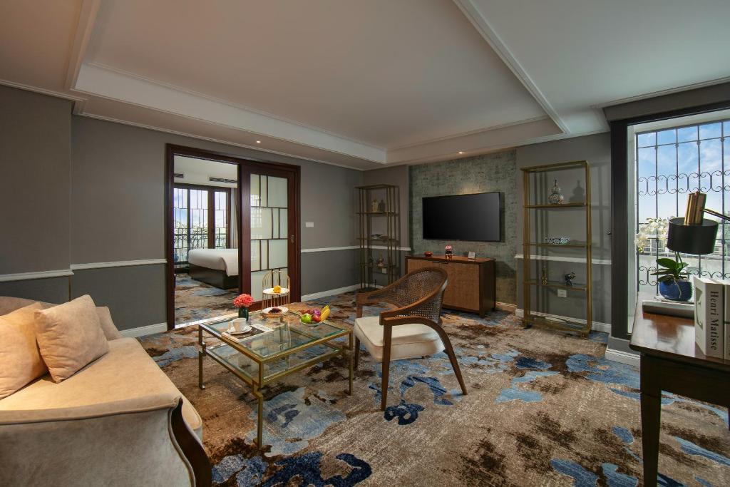 Suite Gem Nhìn Ra Hồ Nước