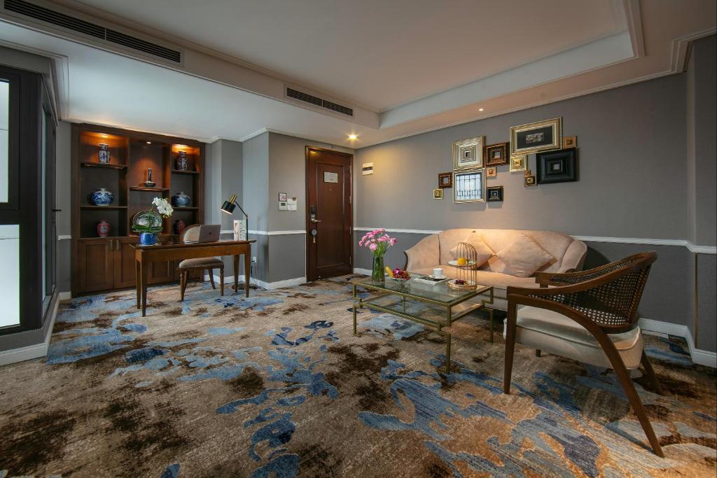 Suite Gem Nhìn Ra Hồ Nước