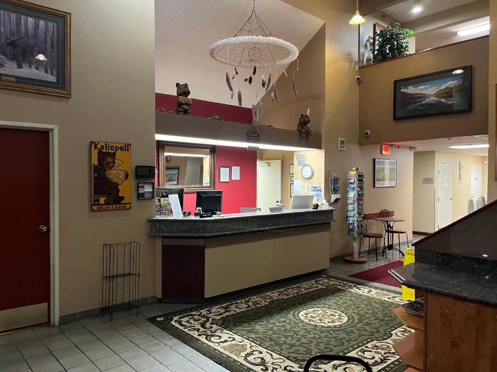a large lobby with a bar in a restaurant at Americas Best Value Inn Kalispell in Kalispell
