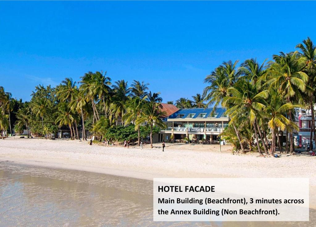 إستاسيو أونو في بوراكاي: شاطئ فيه نخيل وفندق في الخلف