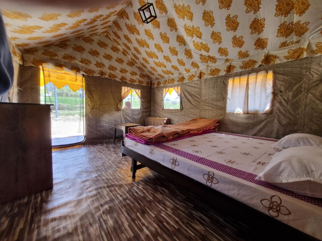 Postel nebo postele na pokoji v ubytování Tree Bones Camp