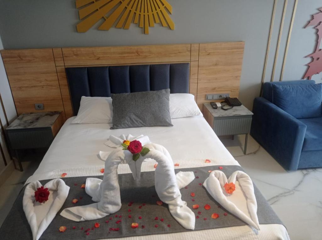 Un pat sau paturi într-o cameră la Midyat GAP Hotel