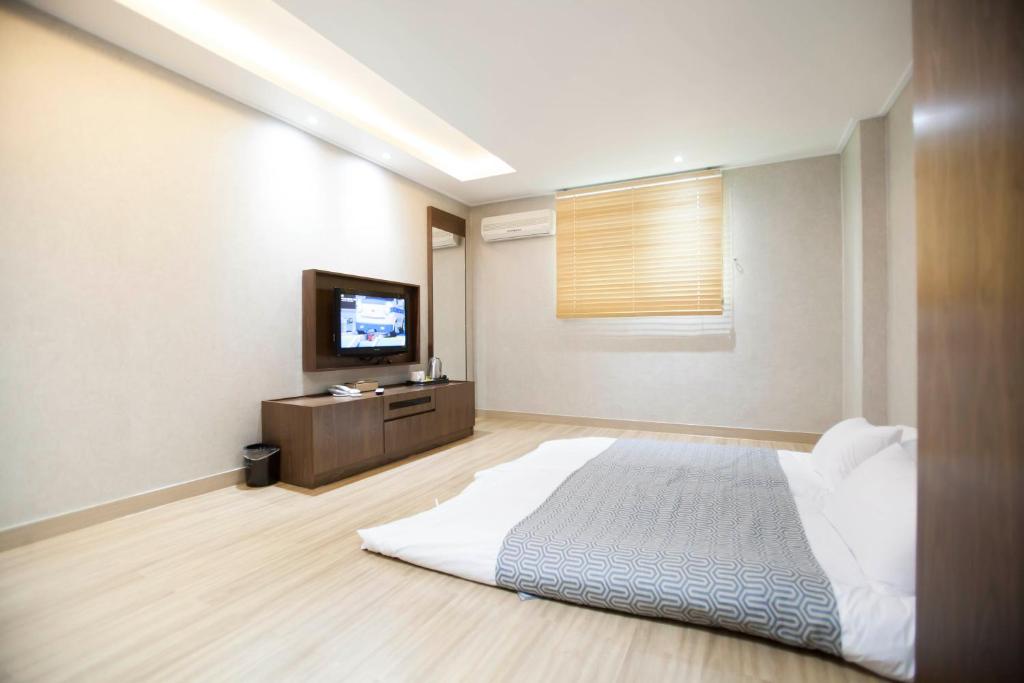 TV a/nebo společenská místnost v ubytování I-check Hyunjin Hotel