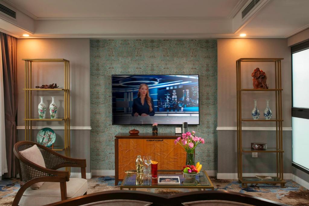 TV a/nebo společenská místnost v ubytování The Oriental Jade Hotel