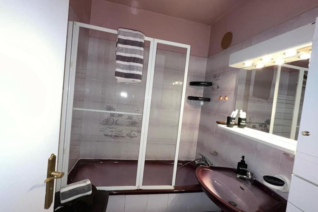 a bathroom with a tub and a sink and a shower at Logement avec parking à 11 min de Paris et 15 min de la défense Arena in Argenteuil