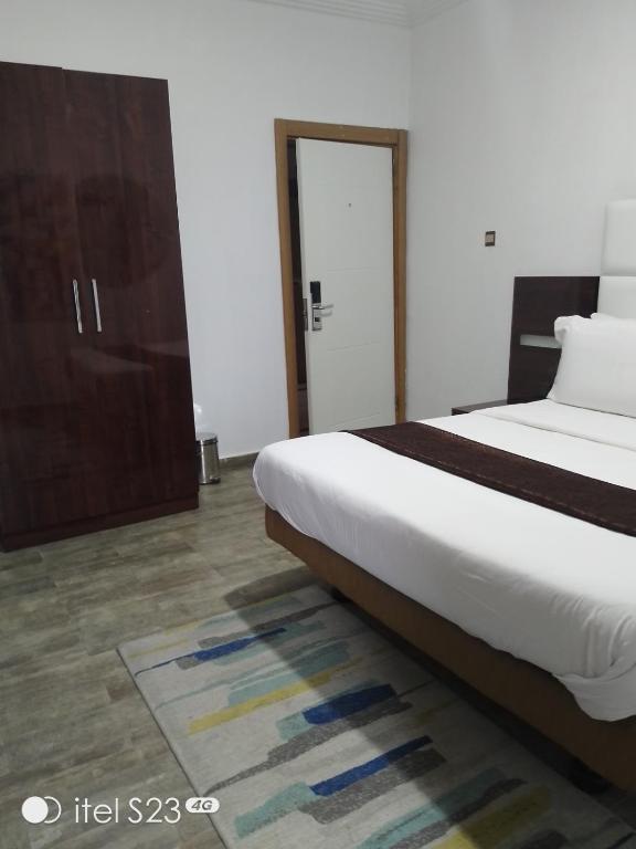 Postel nebo postele na pokoji v ubytování Ellyxville Hotel