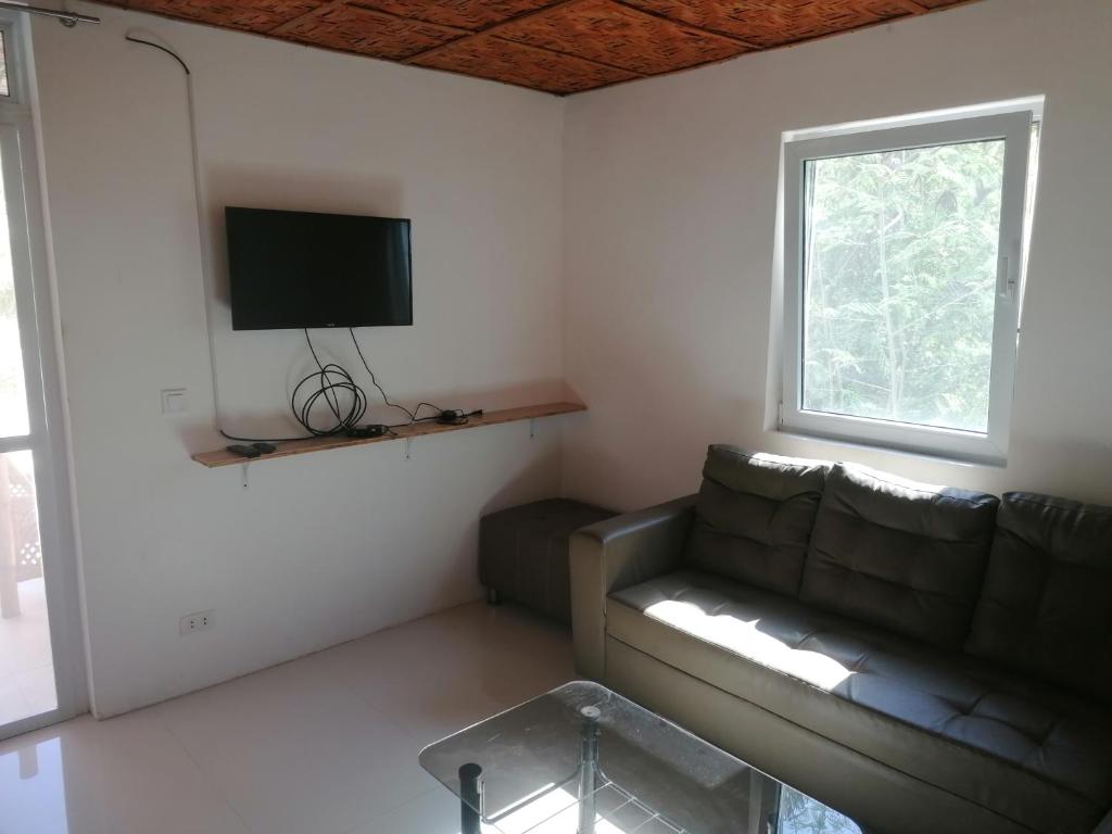 TV a/nebo společenská místnost v ubytování Villa Jana, Bantayan, Santa Fe
