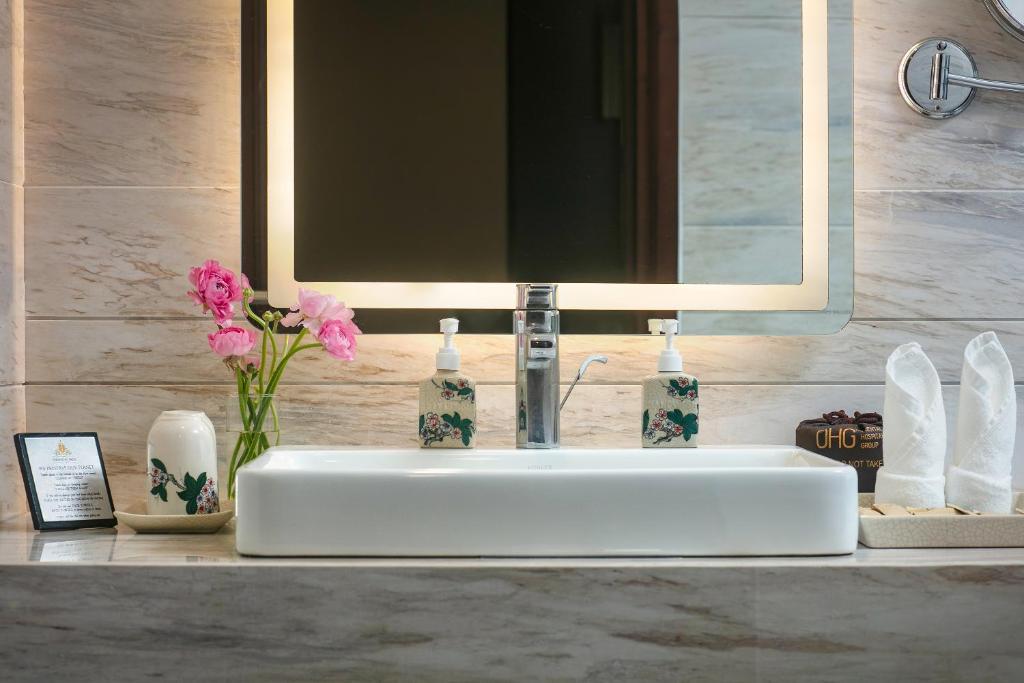 Suite Gem Nhìn Ra Hồ Nước