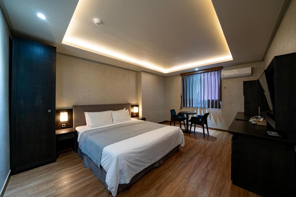 Postel nebo postele na pokoji v ubytování I-check Hyunjin Hotel