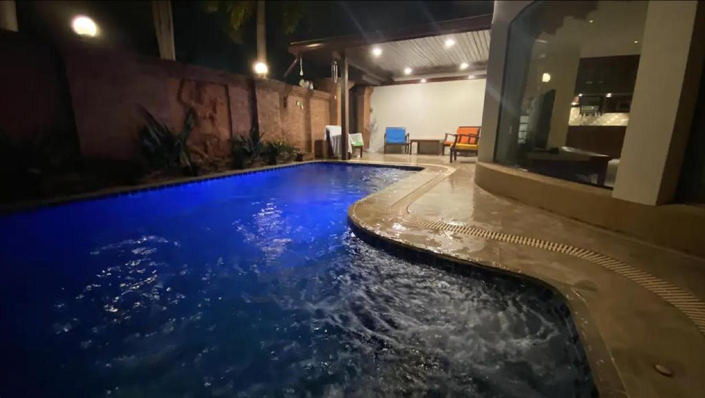 Bazén v ubytování Royal Pool Villa Pattaya nebo v jeho okolí