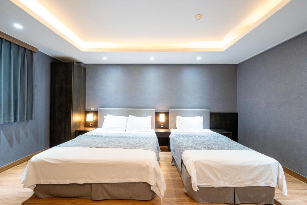Postel nebo postele na pokoji v ubytování I-check Hyunjin Hotel