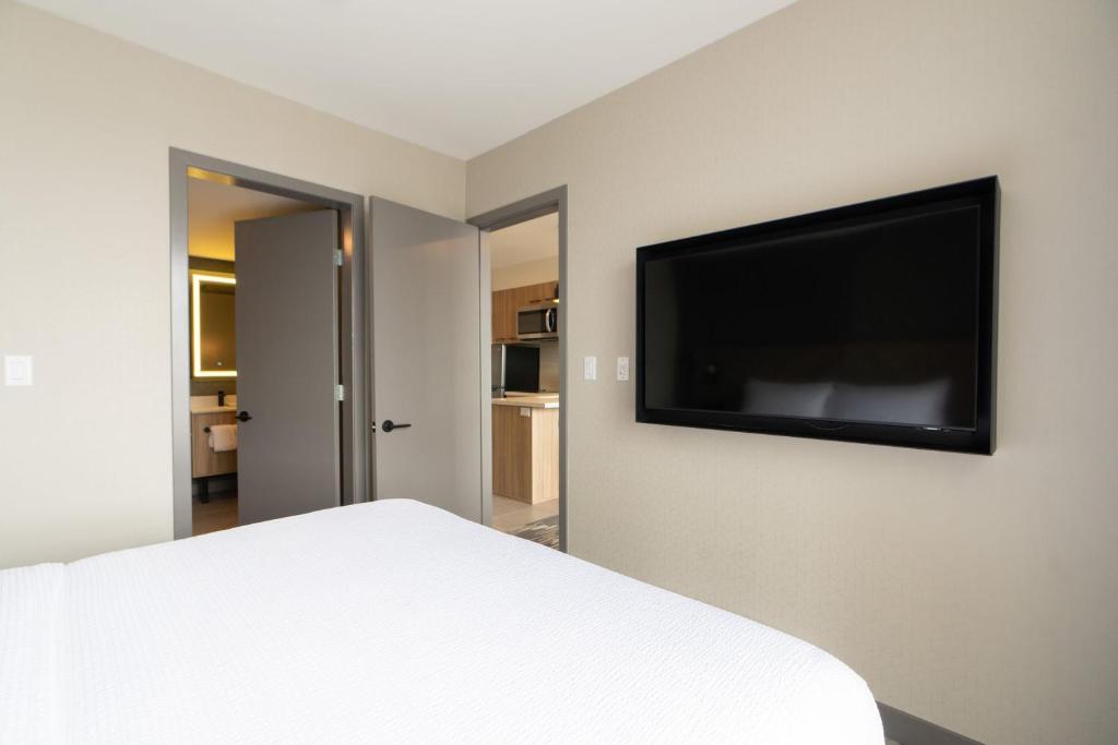 TV a/nebo společenská místnost v ubytování Sandman Signature Dartmouth Hotel & Suites