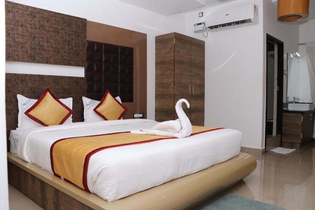 Postel nebo postele na pokoji v ubytování CS Arunachala Residency