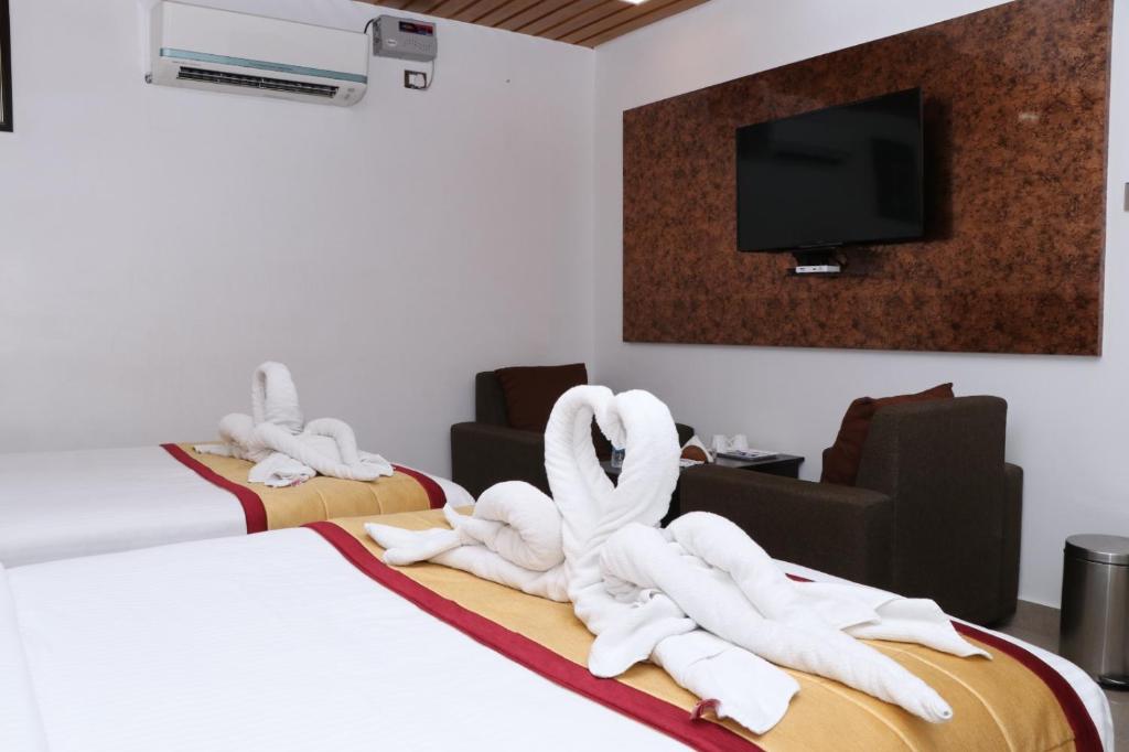 Postel nebo postele na pokoji v ubytování CS Arunachala Residency