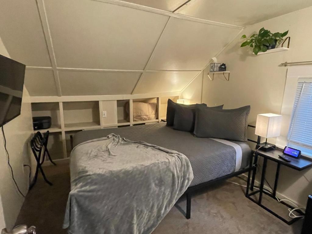 塔科馬的住宿－Tacoma Homestay- With Breakfast Included-Private Room，一间卧室配有一张床、一张桌子和一个窗户。