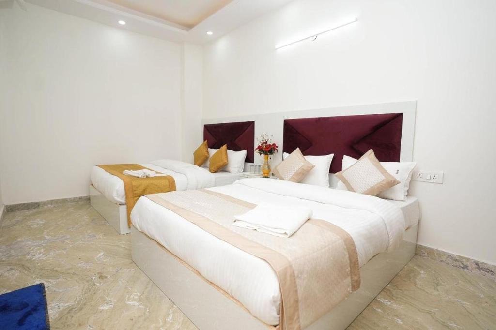 1 dormitorio con 2 camas en una habitación en Hotel Diamond Home Stay In Jangpura Bhogal Near Nizamuddin Railway Station, en Nueva Delhi