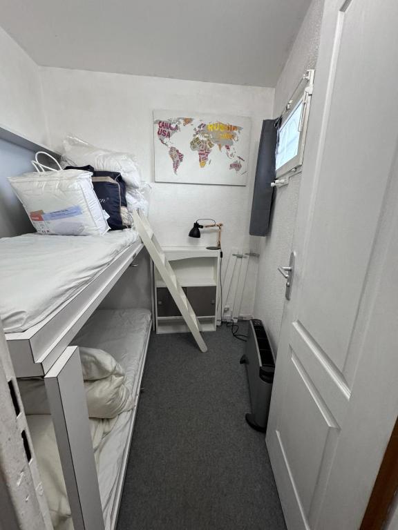 Televízia a/alebo spoločenská miestnosť v ubytovaní Beau studio climatisé face à la mer