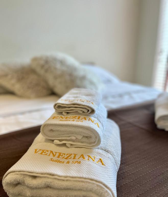 Postel nebo postele na pokoji v ubytování VENEZIANA Boutique Hotel Superior
