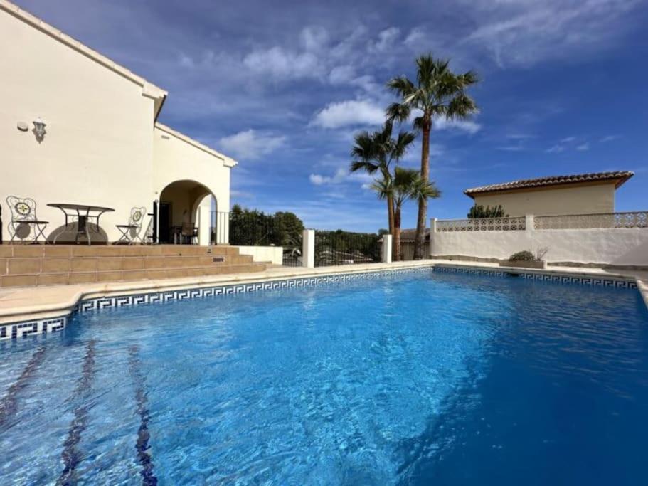 Bazén v ubytovaní Three bedroom villa with private pool in Moraira alebo v jeho blízkosti