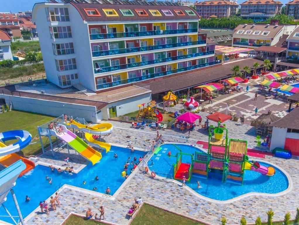 una vista aérea de un parque acuático con toboganes en Side Win Hotel & Spa - All Inclusive, en Side
