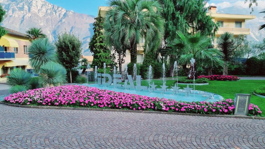 Vonkajšia záhrada v ubytovaní Hotel Ideal