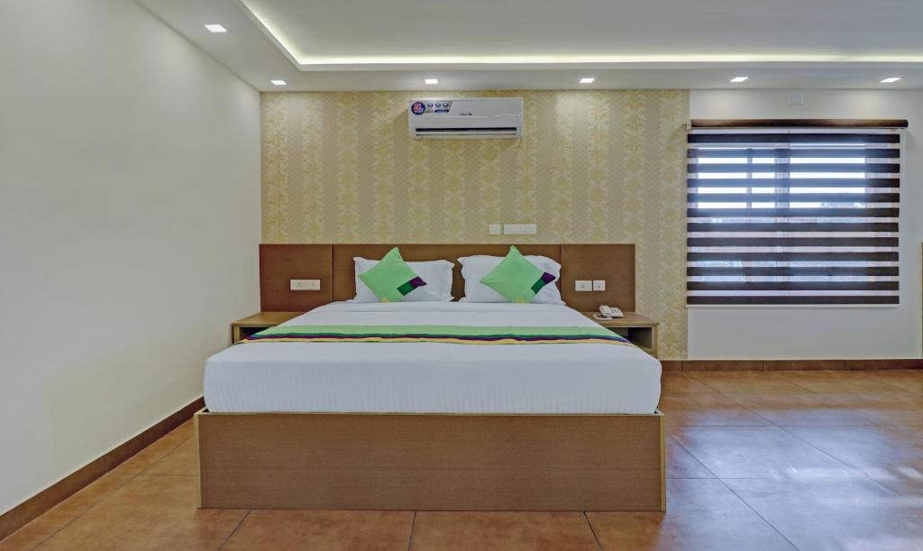 Postel nebo postele na pokoji v ubytování Treebo Golden Terminal, Kochi Airport
