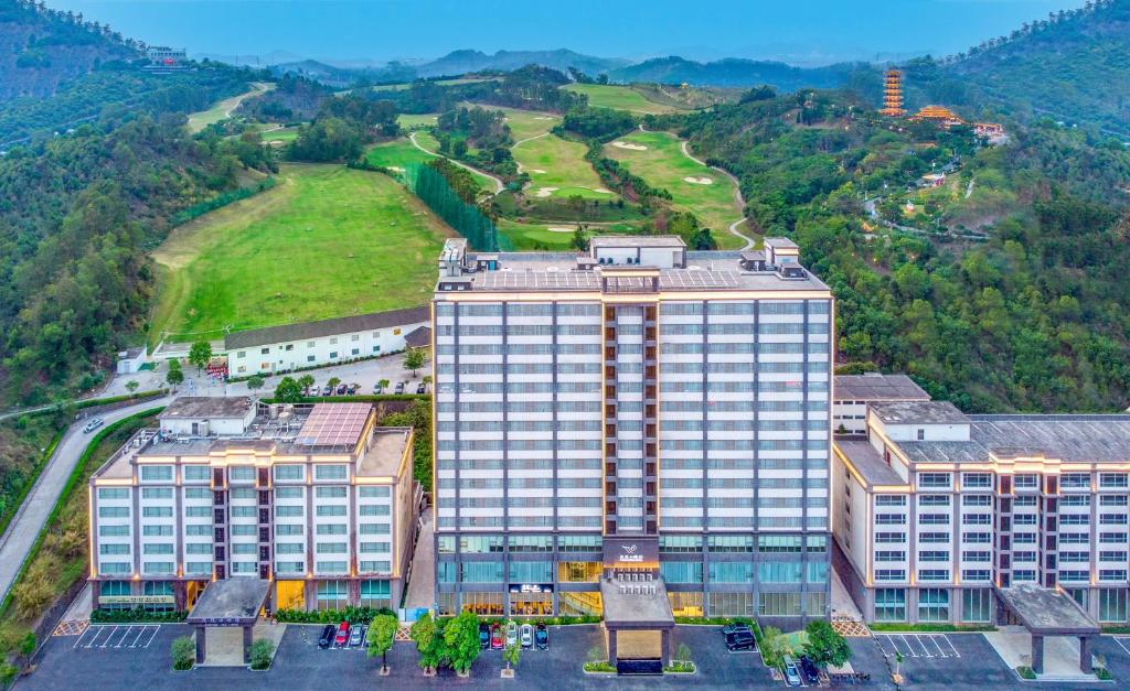 una vista aérea de un gran edificio con un campo en Phoenix Hill Hotel Dongguan - Golf Course Shop, en Dongguan