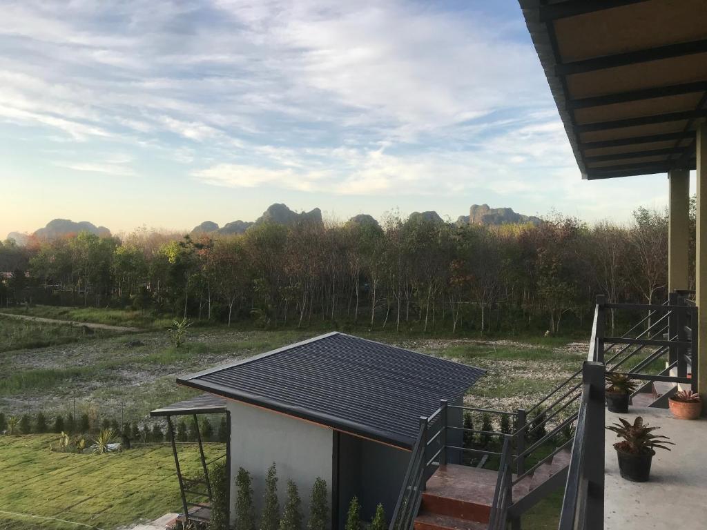 Una vista de una casa con techo solar. en Marigold Aonang Resort, en Ao Nang Beach