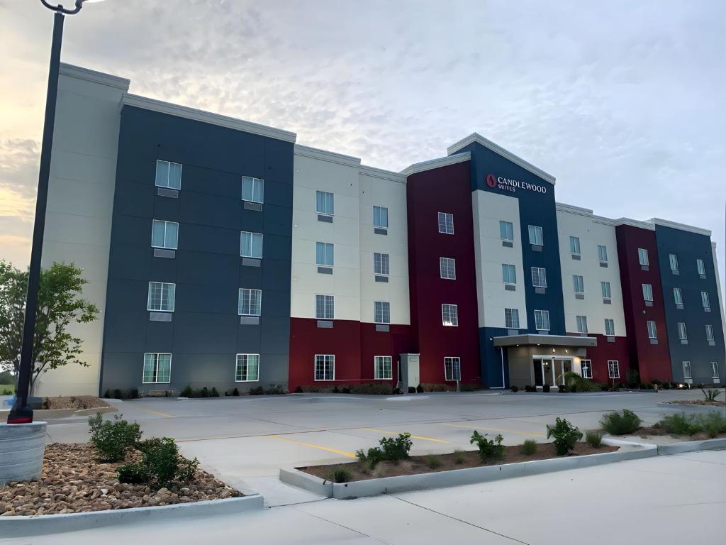 un edificio de apartamentos de color rojo blanco y azul en Candlewood Suites - Corpus Christi - Portland by IHG, en Portland