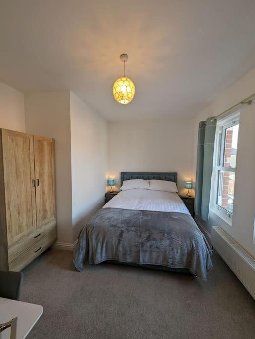 Un dormitorio con una cama grande y una ventana en New Fully equipped 2 bedroom house. Sleeps 6, en Brockhurst
