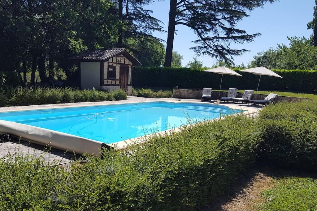 - une piscine dans une cour avec un kiosque dans l'établissement Gîte Le Pavillon dans le parc du Château Lescaut, à Montignac-de-Lauzun