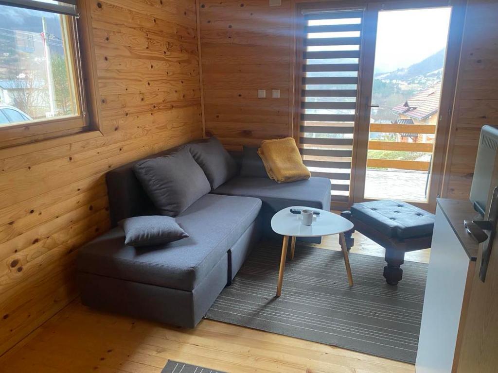ein Wohnzimmer mit einem Sofa und einem Tisch in der Unterkunft Vikendica Joža in Jajce